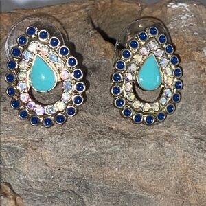 5/$10❤️❤️❤️Vintage 90s B Iconic Teardrop Post Pierced Earrings